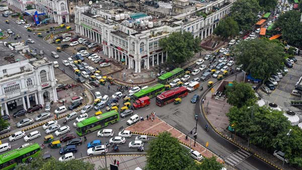 காரை ஏற்றி கொலை செய்ய முயன்ற இளைஞரை சினிமா பாணியில் விரட்டி பிடித்த போலீசார்... வைரல் வீடியோ