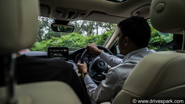 காரை ஏற்றி கொலை செய்ய முயன்ற இளைஞரை சினிமா பாணியில் விரட்டி பிடித்த போலீசார்... வைரல் வீடியோ