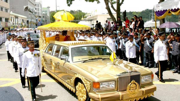 இவரிடம் உள்ள கார்களின் விலை மட்டும் 2,78,10,00,00,000 ரூபாய்! இந்த 'ஏழை' பற்றி தெரிந்தால் ஷாக் உறுதி
