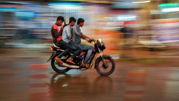 குடிபோதையில் வாகனம் ஓட்டுபவர்களுக்கு நூதன தண்டனை... நாடு முழுவதும் கவனம் ஈர்த்த போலீஸ் அதிகாரி