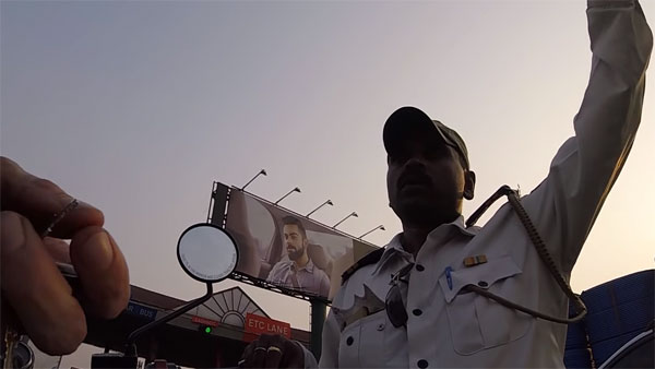 வெளிநாட்டு வாலிபரை சுற்றி வளைத்த இந்திய போலீசார்... என்ன நடந்தது என தெரிந்தால் பெருமைப்படுவீர்கள்