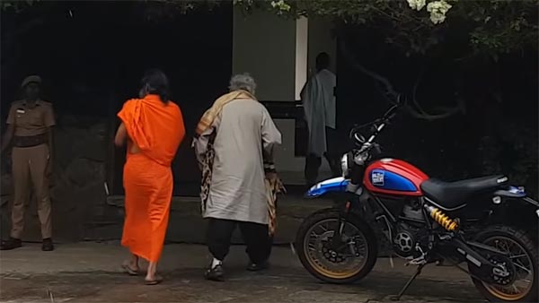 மீண்டும் ஒரு ஆடம்பர பைக்கை வாங்கிய ஜக்கி வாசுதேவ்... விலை எவ்வளவு என தெரிந்தால் கோவப்படுவீர்கள்...