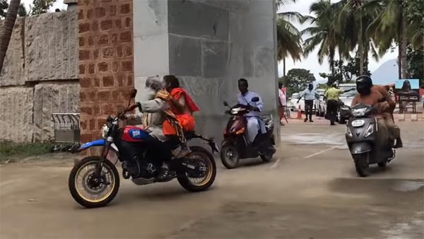 மீண்டும் ஒரு ஆடம்பர பைக்கை வாங்கிய ஜக்கி வாசுதேவ்... விலை எவ்வளவு என தெரிந்தால் கோவப்படுவீர்கள்...