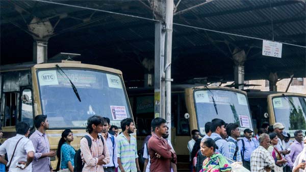 வாய்க்காலில் கவிழ்ந்து விபத்து... காரணம் தெரிந்தால் இனி அரசு பேருந்துகளில் பயணிக்கவே மாட்டீர்கள்...