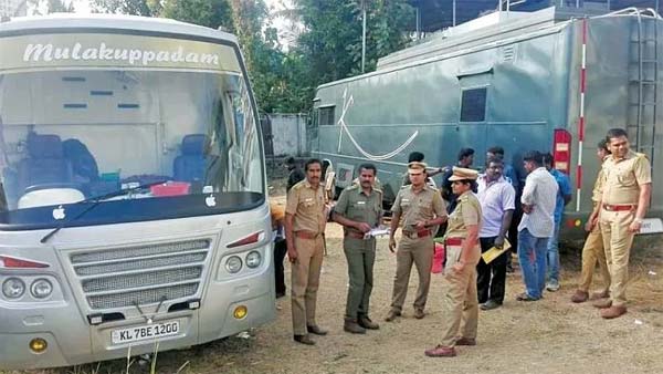 திடீரென உள்ளே புகுந்து ரெய்டு நடத்திய அதிகாரிகள்... நடிகை நயன்தாராவின் சொகுசு வேன் பறிமுதல்... திடீரென உள்ளே புகுந்து ரெய்டு நடத்திய அதிகாரிகள்... நடிகை நயன்தாராவின் சொகுசு வேன் பறிமுதல்...