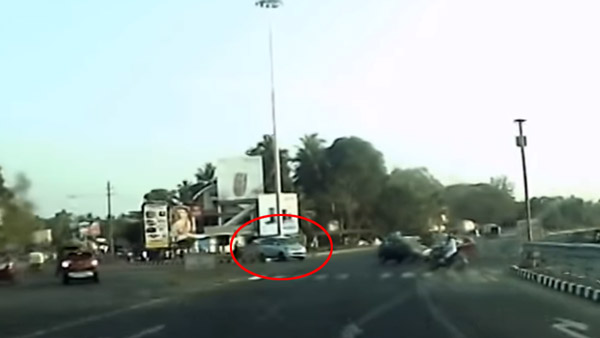 கோர விபத்தில் இருந்து நூலிழையில் தப்பிய 2 கார்கள்... கடவுளாக வந்து உயிர்களை காப்பாற்றியது இதுதான்...