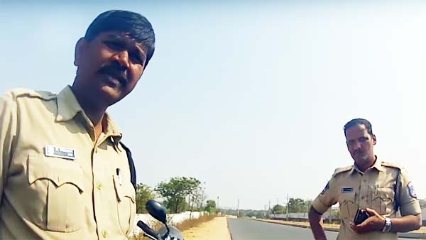 இந்திய இருசக்கர வாகன ஓட்டிகள் போலீஸை வெறுக்க காரணம் இதுதான்: வீடியோக்களின் தொகுப்பு!