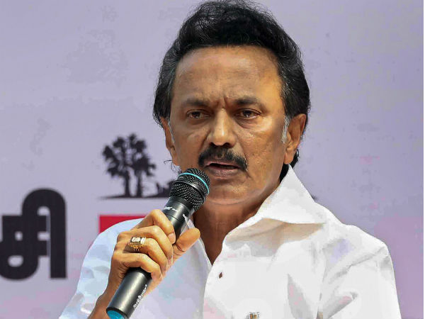 கர்நாடக அரசு பஸ்ஸை அடித்து நொறுக்கி பயணிகளிடம் அராஜகம்... யார் என தெரிந்தால் கோவப்படுவீர்கள்...