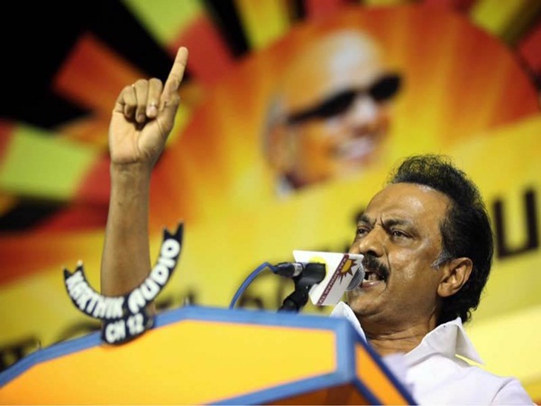கர்நாடக அரசு பஸ்ஸை அடித்து நொறுக்கி பயணிகளிடம் அராஜகம்... யார் என தெரிந்தால் கோவப்படுவீர்கள்...