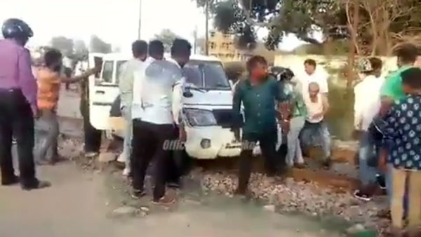 ரயில் வந்த நேரத்தில் தண்டவாளத்தில் சிக்கி கொண்ட கார்... நெஞ்சை உறைய வைக்கும் அதிர்ச்சி வீடியோ... ரயில் வந்த நேரத்தில் தண்டவாளத்தில் சிக்கி கொண்ட கார்... நெஞ்சை உறைய வைக்கும் அதிர்ச்சி வீடியோ...