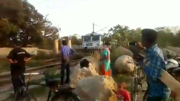 ரயில் வந்த நேரத்தில் தண்டவாளத்தில் சிக்கி கொண்ட கார்... நெஞ்சை உறைய வைக்கும் அதிர்ச்சி வீடியோ... ரயில் வந்த நேரத்தில் தண்டவாளத்தில் சிக்கி கொண்ட கார்... நெஞ்சை உறைய வைக்கும் அதிர்ச்சி வீடியோ...