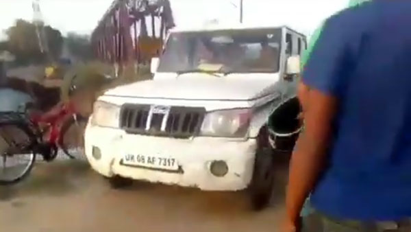 ரயில் வந்த நேரத்தில் தண்டவாளத்தில் சிக்கி கொண்ட கார்... நெஞ்சை உறைய வைக்கும் அதிர்ச்சி வீடியோ... ரயில் வந்த நேரத்தில் தண்டவாளத்தில் சிக்கி கொண்ட கார்... நெஞ்சை உறைய வைக்கும் அதிர்ச்சி வீடியோ...