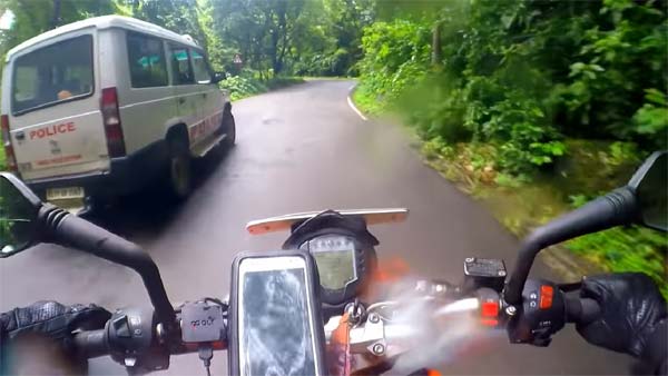 இந்திய இருசக்கர வாகன ஓட்டிகள் போலீஸை வெறுக்க காரணம் இதுதான்: வீடியோக்களின் தொகுப்பு!