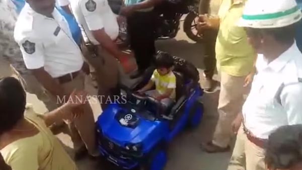 பிஸியான சாலையில் பேட்டரி காரை தனியாக ஓட்டி வந்த 5 வயது சிறுவன்: சுற்றி வளைத்த போக்குவரத்து போலீஸார்...!