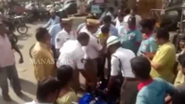 பிஸியான சாலையில் பேட்டரி காரை தனியாக ஓட்டி வந்த 5 வயது சிறுவன்: சுற்றி வளைத்த போக்குவரத்து போலீஸார்...!