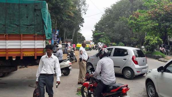 பைக் சாவியை பறிக்கும் அதிகாரம் போலீசாருக்கு உள்ளதா? தகவல் அறியும் உரிமை சட்டம் சொல்வது இதுதான்