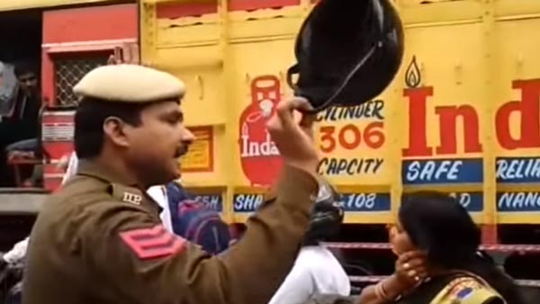 நடுரோட்டில் பெண்ணின் ஹெல்மெட்டை உடைத்த போலீஸ்காரர்... காரணம் தெரிந்தால் அதிர்ச்சியடைவீர்கள்