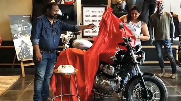 இந்த பைக்கை வாங்கிய இந்தியாவின் முதல் பெண் இவர்தான்... விலை தெரிந்தால் ஆச்சரியப்படுவீர்கள்... இந்த பைக்கை வாங்கிய இந்தியாவின் முதல் பெண் இவர்தான்... விலை தெரிந்தால் ஆச்சரியப்படுவீர்கள்...