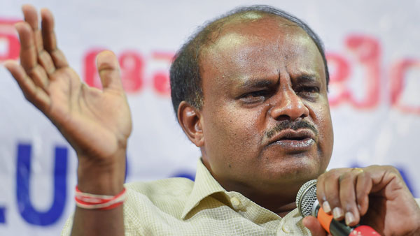 கர்நாடக முதல்வர் குமாரசாமி கார் மீது திடுக்கிடும் புகார்.. என்னவென்று தெரிந்தால் அதிர்ச்சியடைவீர்கள்