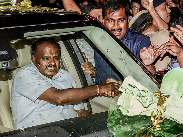 கர்நாடக முதல்வர் குமாரசாமி கார் மீது திடுக்கிடும் புகார்.. என்னவென்று தெரிந்தால் அதிர்ச்சியடைவீர்கள்