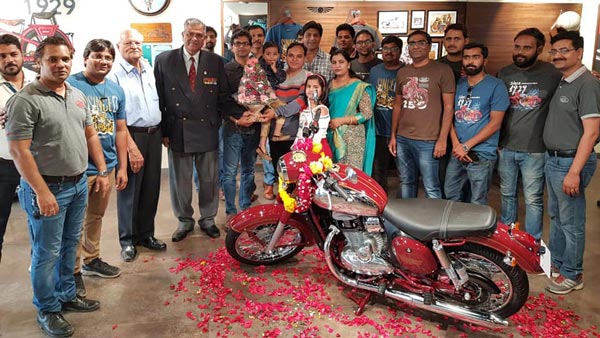 நீண்ட இழுத்தடிப்பிற்கு பின் ஒரு வழியாக தொடங்கியது ஜாவா டெலிவரி... முதல் பைக்கை பெற்றது இவர்தான்...