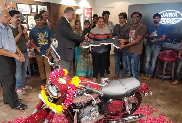 நீண்ட இழுத்தடிப்பிற்கு பின் ஒரு வழியாக தொடங்கியது ஜாவா டெலிவரி... முதல் பைக்கை பெற்றது இவர்தான்...
