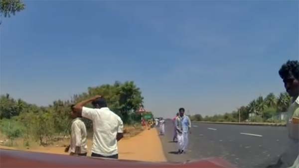 ஆட்டோ மீது கார் மோதியதில் தூக்கி வீசப்பட்ட வாலிபர்... நெஞ்சை அதிர்ச்சியில் உறைய வைக்கும் வீடியோ...