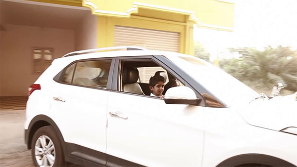 பொது சாலையில் 10 வயது சிறுவன் செய்த செயல்: இணையத்தில் வைரலாகும் அதிர்ச்சி வீடியோ!