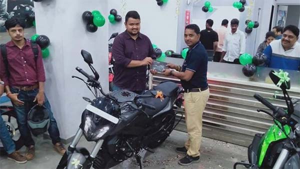 புதிய பஜாஜ் டோமினார் 400 பைக்கின் டெலிவிரி துவங்கியது!