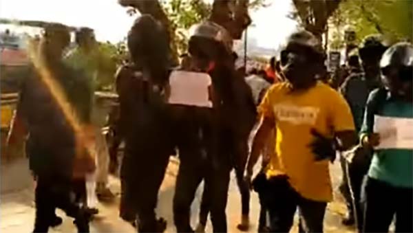 ஓடிச் சென்று இளைஞர்களை கைது செய்யும் போலீஸார்: எதற்கு தெரியுமா...? வீடியோ!