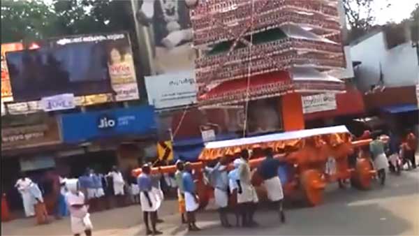 கோவில் ஊர்வலத்தில் புகுந்த ஆம்புலன்ஸ் - ஊர்மக்கள் செய்த காரியம் என்ன தெரியுமா - வைரல் வீடியோ!