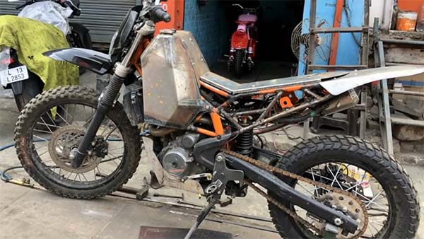 ரூ. 2.50 லட்சம் மதிப்புள்ள பைக்கை அக்கக்காக பிரித்து போட்ட இளைஞர்... ஏன் இந்த கொலை வெறி...? - வீடியோ!