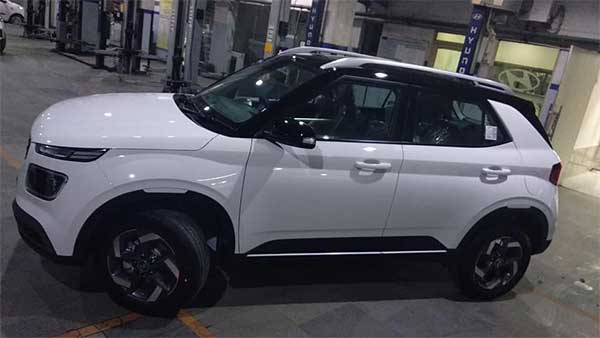 மலிவு விலை காரின் கூடுதல் சிறப்பான ரகத்தை டீலர்களுக்கு அனுப்பி வைத்த ஹூண்டாய்...!