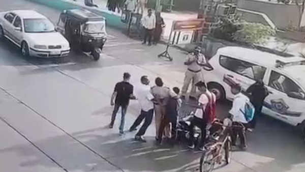 கை காட்டி நிறுத்த முயன்ற போலீஸ்காரர் மீது டூவீலரை ஏற்றிய இளைஞர்... தெரிந்தே செய்த வீடியோ வைரல்...