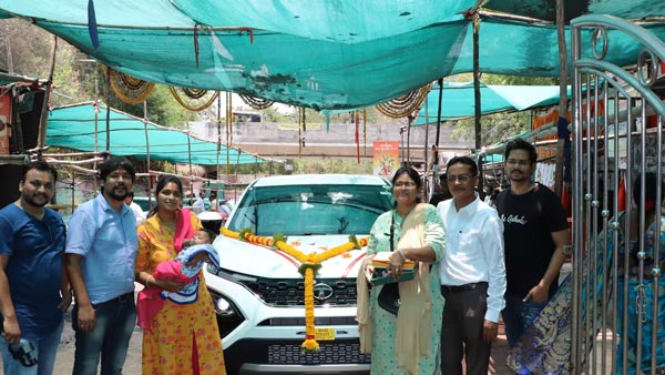 திருமண தின கொண்டாட்டத்தை மறக்க முடியாத நாளாக மாற்ற மகன் செய்த சிறப்பான சம்பவத்தை பாருங்கள்: வீடியோ...!