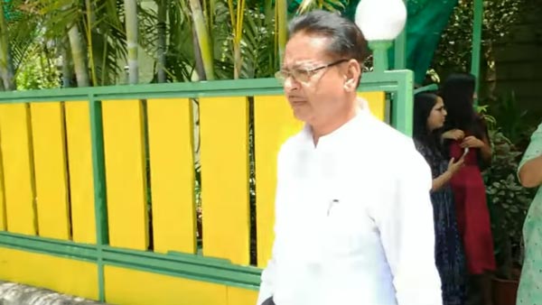 திருமண தின கொண்டாட்டத்தை மறக்க முடியாத நாளாக மாற்ற மகன் செய்த சிறப்பான சம்பவத்தை பாருங்கள்: வீடியோ...!