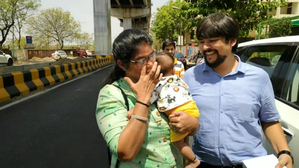 திருமண தின கொண்டாட்டத்தை மறக்க முடியாத நாளாக மாற்ற மகன் செய்த சிறப்பான சம்பவத்தை பாருங்கள்: வீடியோ...!