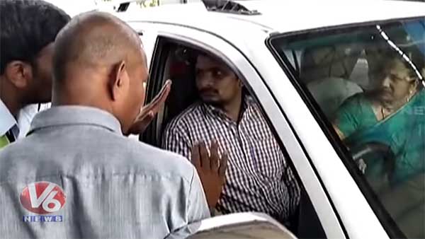 56 ரூபாய்க்காக டோல்கேட்டில் சாமியாடிய முக்கிய அமைச்சரின் மனைவி... வைரலாகும் அதிர்ச்சி வீடியோ...