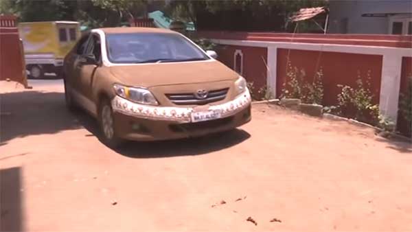 காரில் மாட்டு சாண கோட்டிங்கிற்கு உண்மையான காரணம் இதுதான்... உலகம் முழுக்க வைரலான இந்திய பெண் அதிரடி