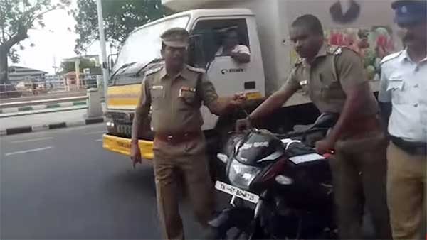 நடுரோட்டில் வைத்து சப்-இன்ஸ்பெக்டரை வெளுத்து வாங்கிய துணை ஆணையர்: வைரல் வீடியோ...!
