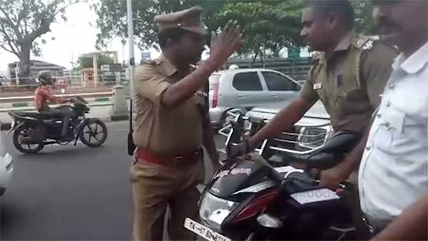 நடுரோட்டில் வைத்து சப்-இன்ஸ்பெக்டரை வெளுத்து வாங்கிய துணை ஆணையர்: வைரல் வீடியோ...!