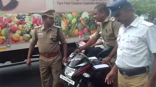 நடுரோட்டில் வைத்து சப்-இன்ஸ்பெக்டரை வெளுத்து வாங்கிய துணை ஆணையர்: வைரல் வீடியோ...!