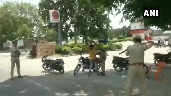 துப்பாக்கி முனையில் வாகன பரிசோதனையில் ஈடுபட்ட போலீஸார்... அதிர்ச்சியில் உரையவைக்கும் காட்சிகள்!