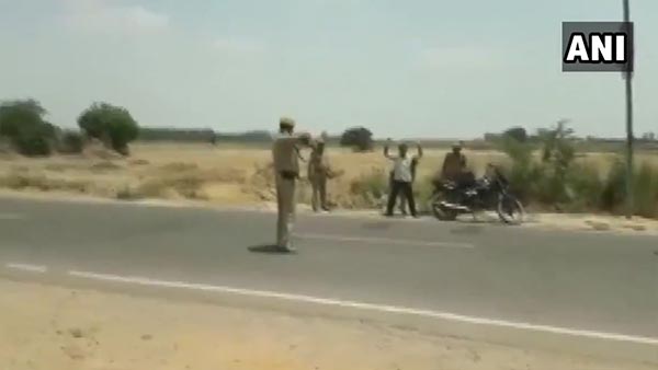துப்பாக்கி முனையில் வாகன பரிசோதனையில் ஈடுபட்ட போலீஸார்... அதிர்ச்சியில் உரையவைக்கும் காட்சிகள்!