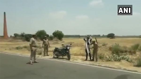 துப்பாக்கி முனையில் வாகன பரிசோதனையில் ஈடுபட்ட போலீஸார்... அதிர்ச்சியில் உரையவைக்கும் காட்சிகள்!