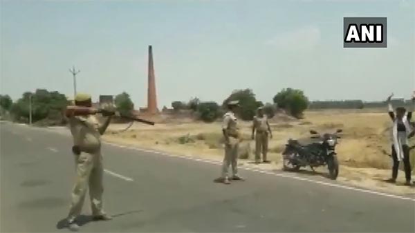 துப்பாக்கி முனையில் வாகன பரிசோதனையில் ஈடுபட்ட போலீஸார்... அதிர்ச்சியில் உரையவைக்கும் காட்சிகள்!