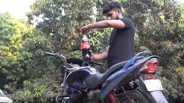 பெட்ரோலுக்கு பதிலாக கோகோ கோலா ஊற்றினால் பைக் ஓடுமா? விடை தெரிந்தால் ஆச்சரியப்படுவீர்கள்...