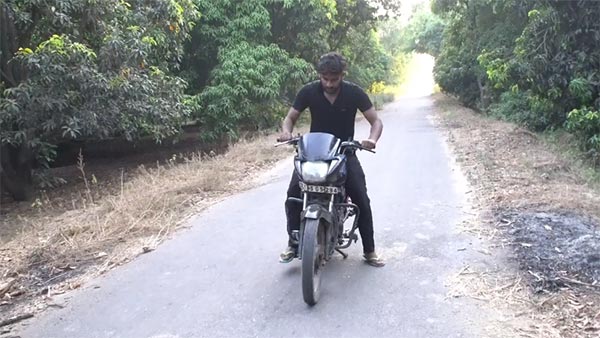 பெட்ரோலுக்கு பதிலாக கோகோ கோலா ஊற்றினால் பைக் ஓடுமா? விடை தெரிந்தால் ஆச்சரியப்படுவீர்கள்...