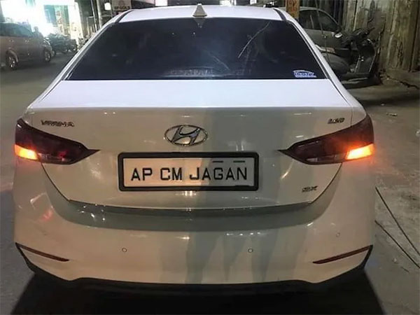 ஆந்திர புதிய முதல்வர் ஜெகன் மோகன் ரெட்டியின் ஆதரவாளர்கள் அட்டகாசம்... சட்டத்தை மீறுவதால் சர்ச்சை...