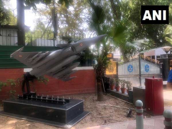காங்கிரஸ் அலுவலகத்திற்கு எதிரே ரபேல் போர் விமானம்... நாட்டின் கவனத்தை ஈர்த்ததற்கு காரணம் இதுதான்...